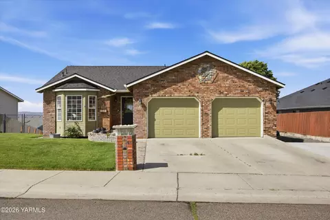 4960 Pear Butte Dr, Yakima, WA 98901