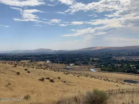 351 Kristi Ln, Yakima, WA 98901