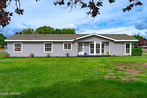 40 Emerald Acres Dr, Selah, WA 98942