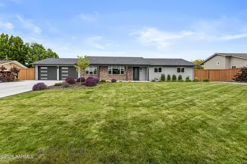 208 N 70th Ave, Yakima, WA 98908