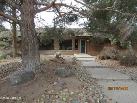 1303 Nightingale Rd, Wapato, WA 98951