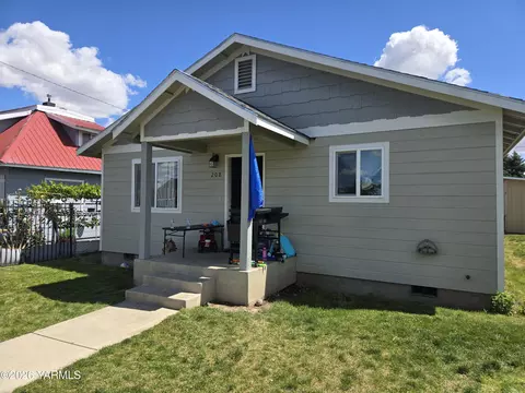 208 N Chestnut St, Toppenish, WA 98948