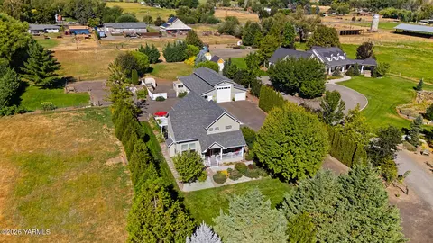 8803 Carlson Dr, Yakima, WA 98903
