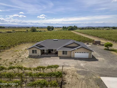 2050 Olmstead Rd, Grandview, WA 98930