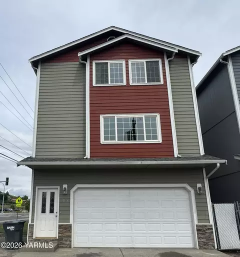 303 N 1st St #A, Selah, WA 98942