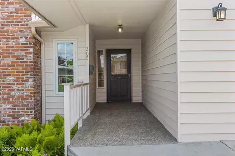 305 N 37th Ave, Yakima, WA 98902