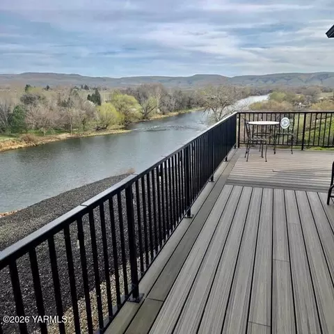 241 Rome Rd, Selah, WA 98942