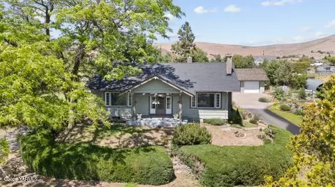 4309 Hillcrest Dr, Yakima, WA 98901