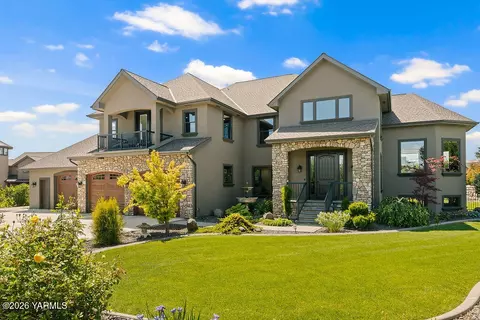 7904 Scenic Dr, Yakima, WA 98908