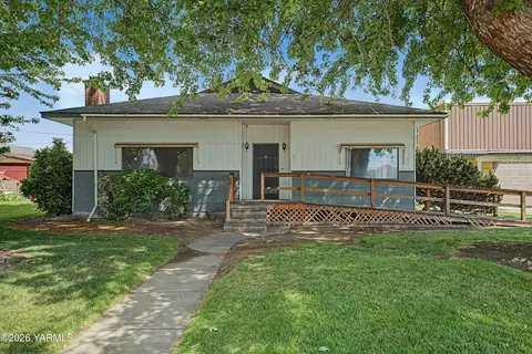 412 S 9th St, Sunnyside, WA 98944