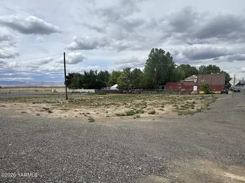 3940 Harrah Rd, Harrah, WA 98933