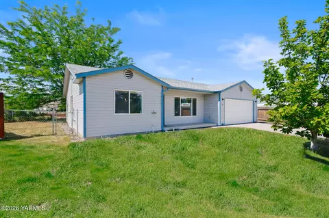 408 S 90th Ave, Yakima, WA 98908