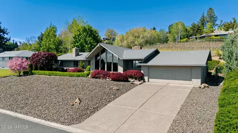 5405 Englewood Hill Dr, Yakima, WA 98908