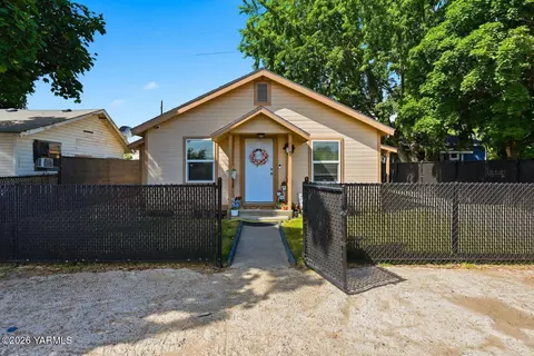 114 E C St, Wapato, WA 98951
