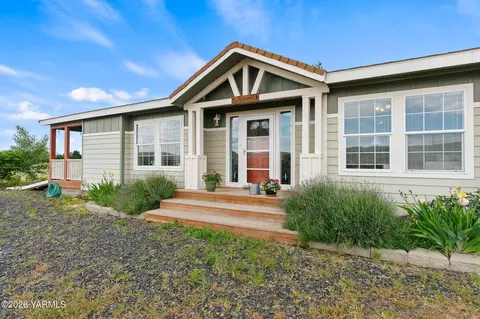 410 Wenas View Dr, Selah, WA 98942