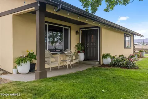 142 Longmire Ln, Selah, WA 98942
