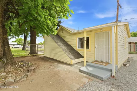 204 N 9th St, Yakima, WA 98901