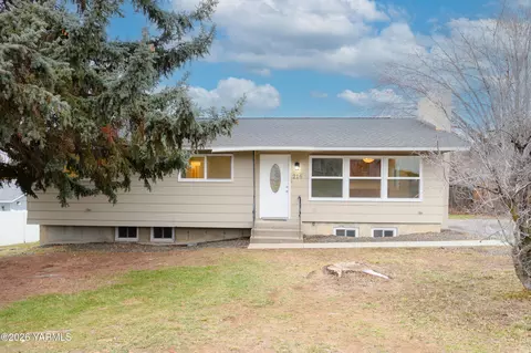 216 N 65th Pl, Yakima, WA 98908