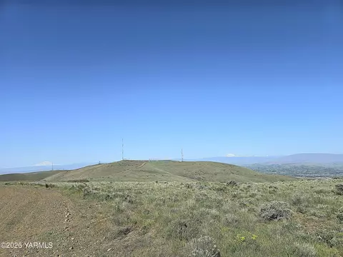 Nka Roza Hill Dr, Yakima, WA 98901