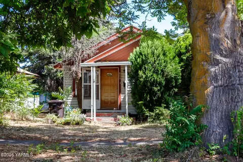 809 S 8th Ave, Yakima, WA 98902