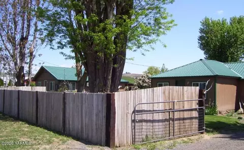 371 Hall Rd, Yakima, WA 98908