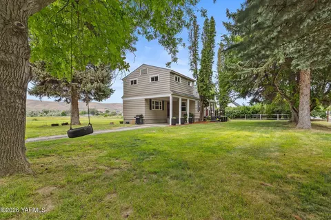 702 Pioneer Ln, Union Gap, WA 98903