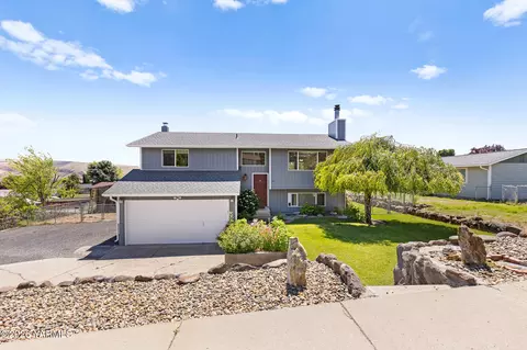 210 W Goodlander Rd, Selah, WA 98942