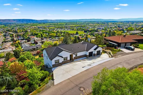 7920 Englewood Crest Dr, Yakima, WA 98908