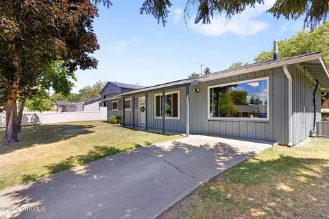 207 Adams Park Dr, Zillah, WA 98953