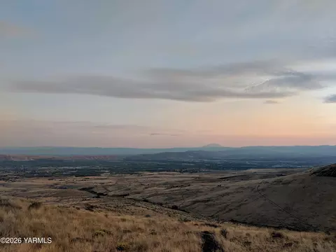 Nna Chapman Rd, Yakima, WA 98901