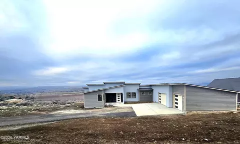 151 Lookout Point Dr, Selah, WA 98942