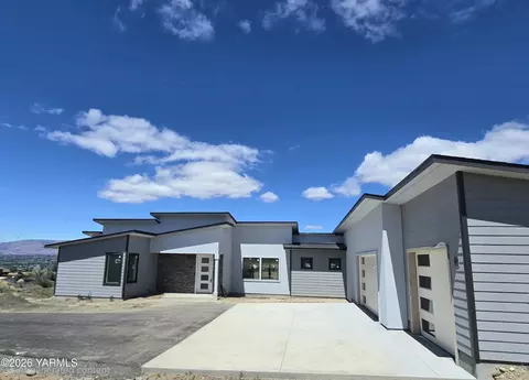 151 Lookout Point Dr, Selah, WA 98942