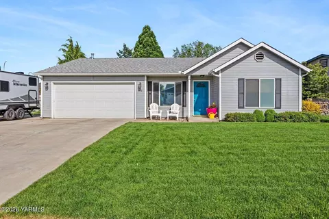 210 S 89th Ave, Yakima, WA 98908