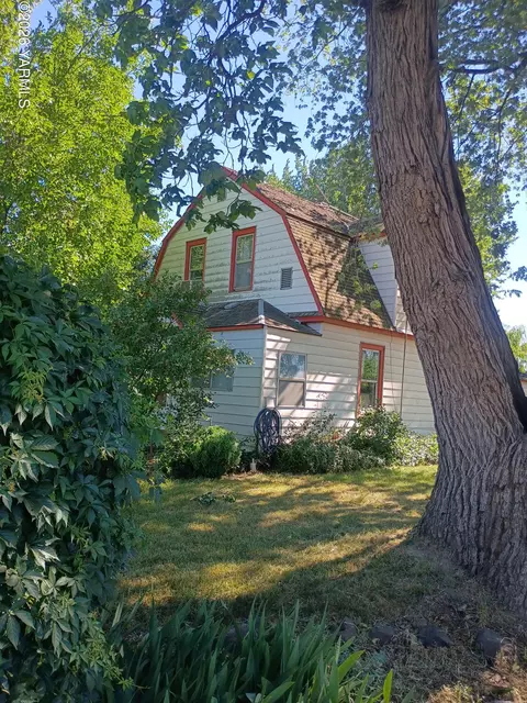 31 N Mclean Rd, Sunnyside, WA 98944