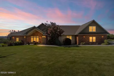 341 Brown Ln, Selah, WA 98942