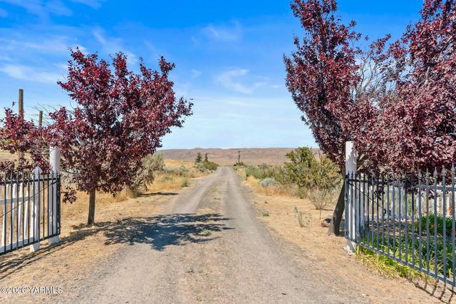 504 Point Dr, Selah, WA 98942