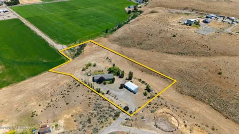 504 Point Dr, Selah, WA 98942