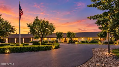 7102 Scenic Dr, Yakima, WA 98908