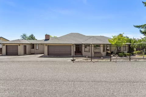 4504 Scenic Dr, Yakima, WA 98908