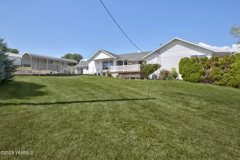 910 Gromore Rd, Yakima, WA 98908