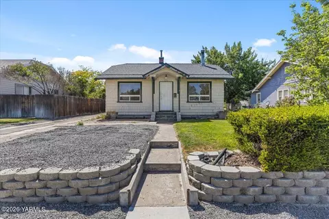 212 N 3rd St, Selah, WA 98942