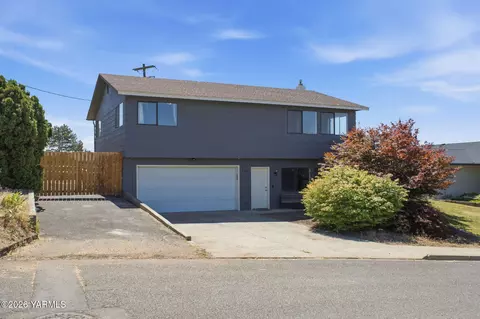 603 Blossom Ln, Zillah, WA 98953