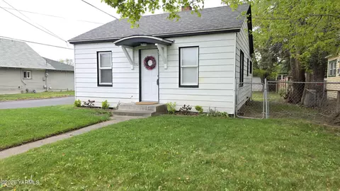 1302 W Prasch Ave, Yakima, WA 98902