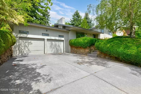 910 Carriage Hill Dr, Yakima, WA 98908