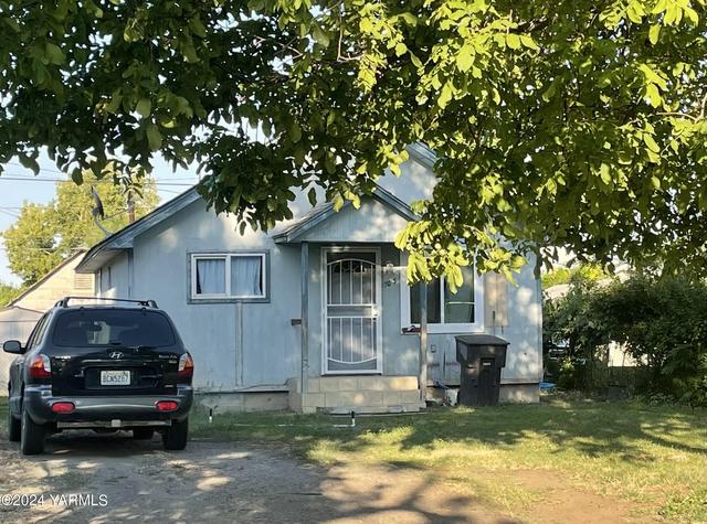 703 S 7th St, Yakima, WA 98901