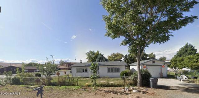 304 N Tacoma Ave, Moxee, WA 98936