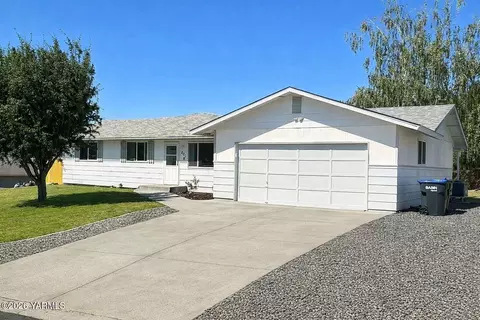 801 N 4th St, Selah, WA 98942