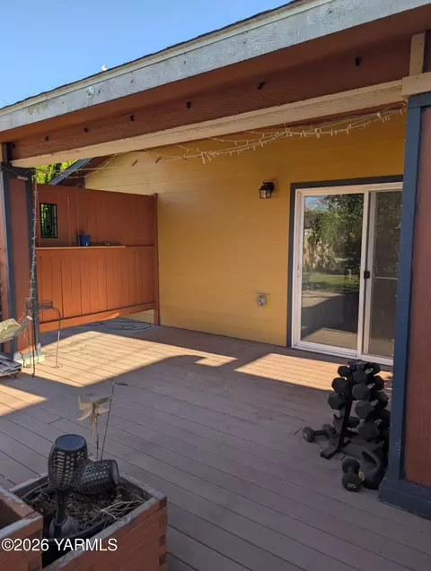 Exterior - 110 E Bartlett Ave, Selah, WA 98942 photo 4 of 4