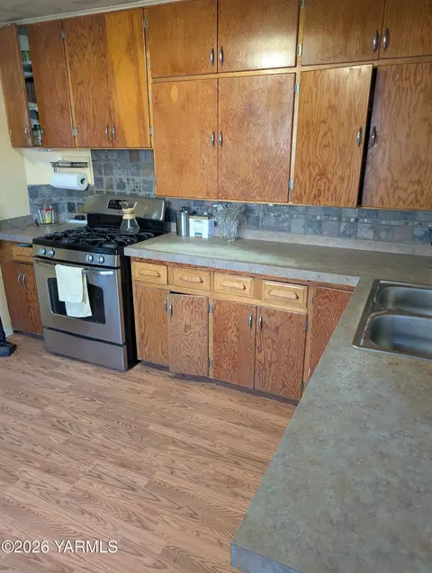Kitchen - 110 E Bartlett Ave, Selah, WA 98942 photo 3 of 4