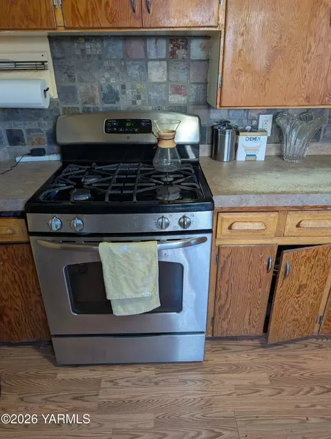 Kitchen - 110 E Bartlett Ave, Selah, WA 98942 photo 4 of 4